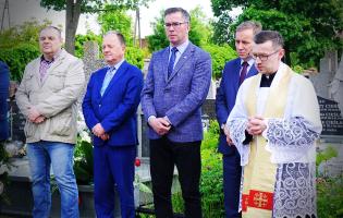 Na zdjęciu widać pięć osób modlących się