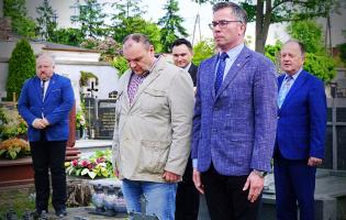 Na zdjęciu widać pięć osób, 