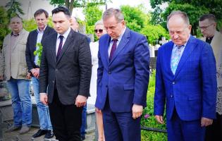 Na zdjęciu widać siedem osób, trzy są na pierwszym planie