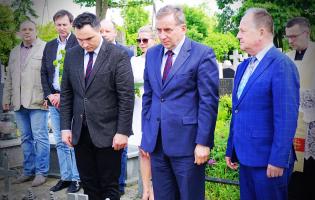 Na zdjęciu widać siedem osób, trzy są na pierwszym planie