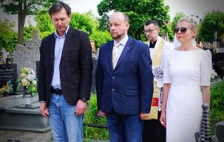 Na zdjęciu widać siedem osób, trzy są na pierwszym planie