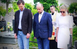 Na zdjęciu widać siedem osób, trzy są na pierwszym planie