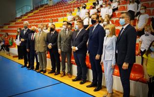 Na zdjęciu widać uczestników uroczystości pozujących do zdjęcia