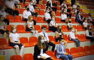 Na zdjęciu widać kilkanaścioro siedzących dzieci