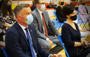 Na zdjęciu, na pierwszym planie widać siedzących kobietę i mężczyznę