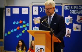 Na zdjęciu widać jedną osobę przemawiającą na mównicy