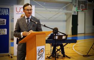Na zdjęciu widać Rzecznika Praw Dziecka przemawiającego do zgromadzonych