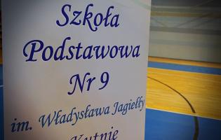 Na zdjęciu widać baner SP nr 9