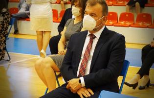 Na zdjęciu widać dwie osoby siedzące