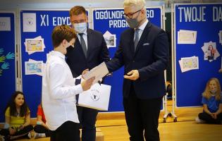 Na zdjęciu widać laureata nagrody odbierającego gratulacje od dwóch osób
