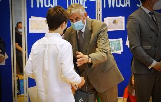 Na zdjęciu widać laureata nagrody odbierającego gratulacje od prezydenta Kutna