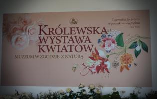 Na zdjęciu widać baner Królewskiej Wystawy Kwiatów
