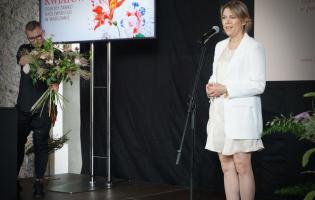 Na zdjęciu widać dwie osoby stojące na scenie
