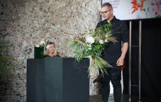 Na zdjęciu widać dwie osoby przygotowujące wiązankę