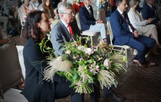 Na zdjęciu widać dwie siedzące osoby