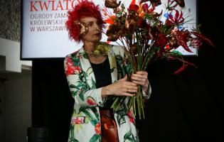 Na zdjęciu widać jedną osobę tworzącą wiązankę