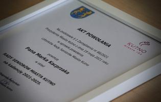 Na zdjęciu widać dyplom 