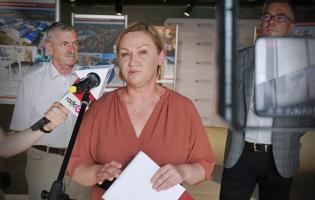 Na zdjęciu widać dwie osoby podczas konferencji prasowej