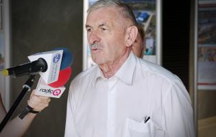 Na zdjeciu widać jedną osobę mówiącą na konferencji prasowej