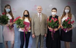 Na zdjęciu widać pięć osób