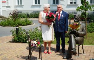 Na zdjęciu widać jubilatów pozujących do zdjęcia
