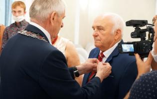 Na zdjęciu widać mężczyznę uhonorowanego medalem przez prezydenta Kutna