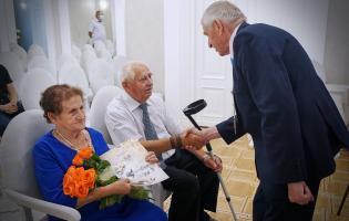 Na zdjęciu widać jak prezydent Kutna gratuluje jubilatom