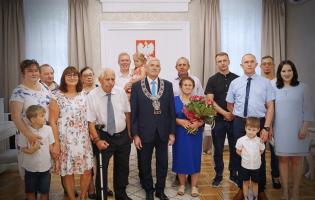 Na zdjęciu widać kilkanaście osób pozujących do zdjęcia