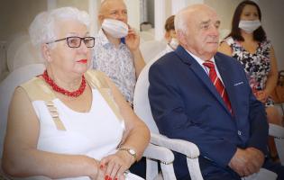 Na zdjęciu widać jubilatów pozujących do zdjęcia