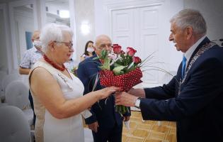 Na zdjęciu widać jak prezydent Kutna wręcza kwiaty jubilatce