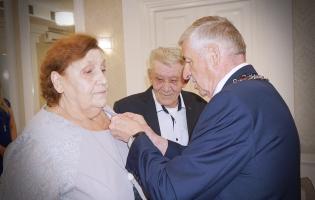 Na zdjęciu widać jubilatów uhonorowanych medalami przez prezydenta Kutna
