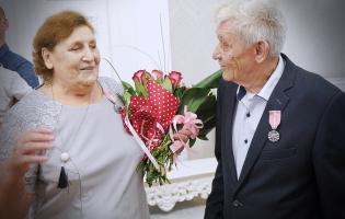 Na zdjęciu widać jubilatów pozujących do zdjęcia