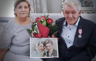 Na zdjęciu widać jubilatów pozujących do zdjęcia