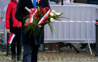 Delegacja składa kwiaty przy pomniku