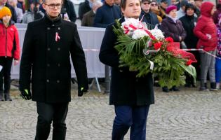 Delegacja składa kwiaty przy pomniku