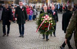 Delegacja składa kwiaty przy pomniku