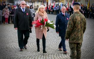 Delegacja składa kwiaty przy pomniku