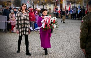 Delegacja składa kwiaty przy pomniku