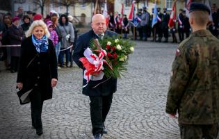 Delegacja składa kwiaty przy pomniku