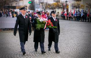 Delegacja składa kwiaty przy pomniku