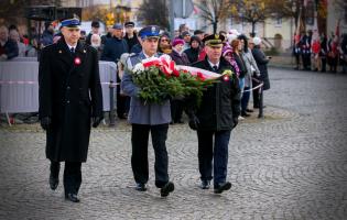 Delegacja składa kwiaty przy pomniku