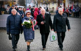 Delegacja składa kwiaty przy pomniku