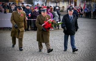 Delegacja składa kwiaty przy pomniku