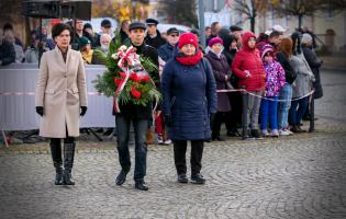 Delegacja składa kwiaty przy pomniku