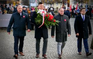Delegacja składa kwiaty przy pomniku
