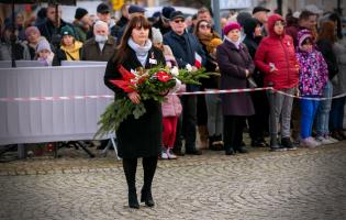 Delegacja składa kwiaty przy pomniku