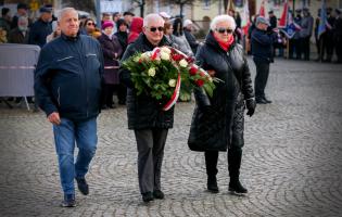 Delegacja składa kwiaty przy pomniku