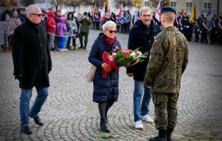 Delegacja składa kwiaty przy pomniku