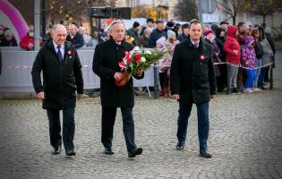 Delegacja składa kwiaty przy pomniku