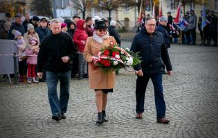 Delegacja składa kwiaty przy pomniku